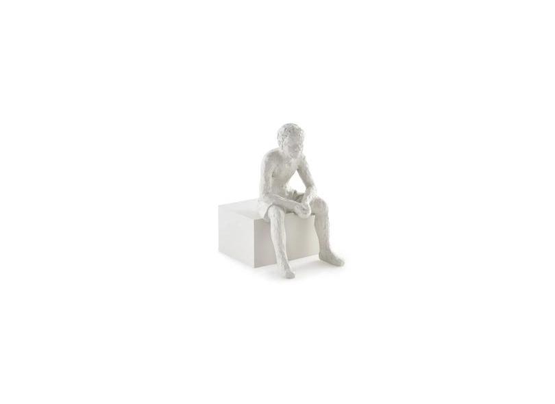 Escultura De Pessoa Sentada De Poliresina Decorativa em Promoção é no