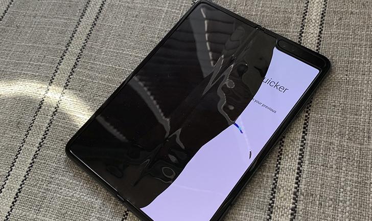 Capa do post: Samsung adia lançamento do dobrável Galaxy Fold após problemas na tela