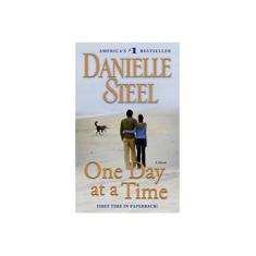 Imagem de One Day at a Time (Pocket Book) - Danielle Steel - 9780440243335