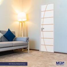 Imagem de Kit Porta de Madeira Decorada 212x85cm com Batente de Alumínio 3,6cm Neblina MGM Branca