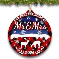 Imagem de Enfeite de casamento de primeiro Natal 2024 - presentes de casamento do Sr. e Sra. Enfeites de Natal de madeira para casais, presentes de chá de panela, presentes recém-casados, lembrança de casamento