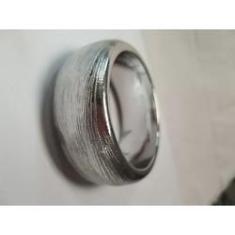 Imagem de pulseira bracelete de metal prata arredondado com detalhe de linhas