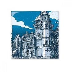 Imagem de ejo de cerâmica brilhante com emblema de Cavaleiros da Europa do Castelo Antigo