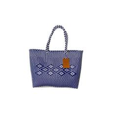 Imagem de Dallas Hill Supersacola feminina tecida à mão | Bolsa de ombro de plástico reciclado | Bolsa de verão para praia, piscina e viagem (azul marinho e branco)