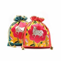 Imagem de Sortido Lotus Cow Decorativo Impresso Seda Potli Elegância Tradicional Vaca Impressão Pichwai Potli Batwa Bolsa com Alça Moderna, Multicor