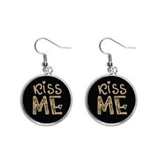 Imagem de Brinco feminino Kiss Me com citação dourada e escrita à mão