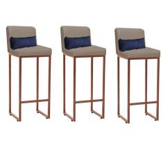 Imagem de Kit 03 Banqueta Alta com Encosto Lucca Industrial Cozinha Balcão Ferro Bronze Suede Bege e Almofada Azul Marinho - Ahazzo Móveis