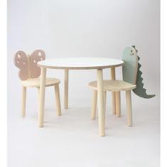 Imagem de Mesa infantil com cadeira borboleta e dinossauro.