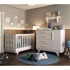 Imagem de Quarto de Bebê com Cômoda de Bebê e Berço com Botões encapados e Prateleira Retrô Jolie Branco Brilho