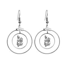Imagem de Brincos modernos com citação Be Wild and Free Art Deco, brincos pendentes e argola