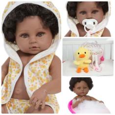Imagem de Boneca Reborn Menina Negra Roupão Patinho Pelúcia Acessórios - Cegonha