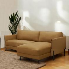 Imagem de Sofá Decorativo Karine 3 Lugares Sala de estar 230cm com Chaise Pés em Aço Couro Caramelo G88 - Gran Belo