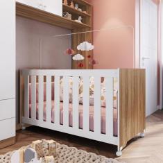 Imagem de Berço Aconchego com Rodízios e Colchão - Branco/Nogal