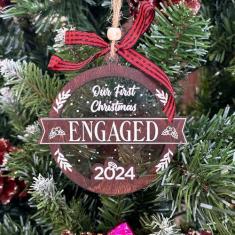 Imagem de Presentes de noivado para casais 2024, nosso primeiro enfeite de noivado de Natal 2024, ideias de presente de casamento para casais, enfeite de Natal de casamento, presentes de recém-casados para