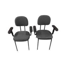 Imagem de Kit 2 cadeira palito com braço regulável  para recepção sala de espera tecido cinza preto
