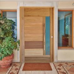 Imagem de Kit Porta de Madeira Pivotante 210x120cm Batente 14cm Fechadura 803 Rolete Externa 3B Com Visor Hale Esquadrias Cedro