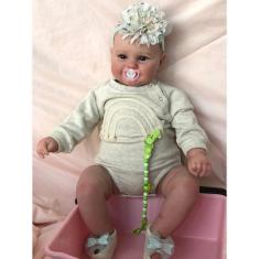 Imagem de Boneca realista de 50 cm com cabelo enraizado e roupas vermelhas