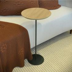 Imagem de Mesa Lateral Karla MÉDIA, tampo redondo MDF/BP Amadeirado Itapoã e base Verde Oliva. Amadeirado