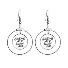 Imagem de Brincos com citação Everything Comes to Him Who Waits, argola pendurada, joia circular
