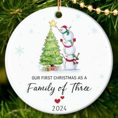 Imagem de HEXMOZ Enfeite de Natal Family Of Three 2024 - Primeiro enfeite de Natal do bebê - Bebê recém-nascido menino, menina 1º Natal - Novos pais, primeira vez mãe, pai, mamãe, presentes para pai - presente