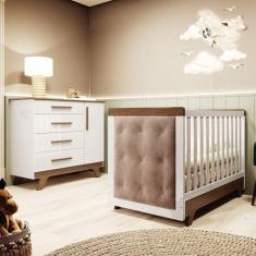 Imagem de Quarto de Bebê com Cômoda e Berço com Botões encapados Retrô Jolie Branco Brilho/Carvalho