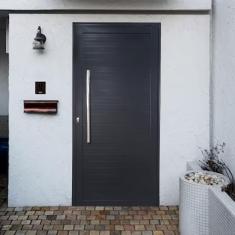 Imagem de Porta Pivotante de Alumínio 210 x 120cm Com Puxador Linha 30 Esquerda Esquadrias Bergame Preto
