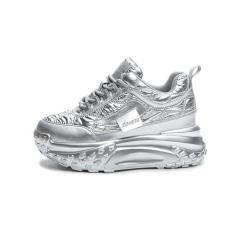 Imagem de AIVYFAJA Tênis feminino de cano baixo com cadarço e cadarço, antiderrapante, resistente ao desgaste, respirável, plataforma plataforma, cano baixo, tênis esportivo para caminhada, Prata, 33