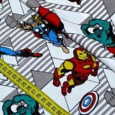 Imagem de Tecido Estampado para Patchwork - Marvel: Vingadores Retrô (0,50x1,50)