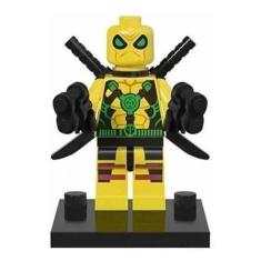 Imagem de Boneco Blocos De Montar Deadpool Traje Amarelo