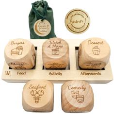 Imagem de Jogo de dados Date Night Wood Enchantments com tabuleiro e bolsa de transporte