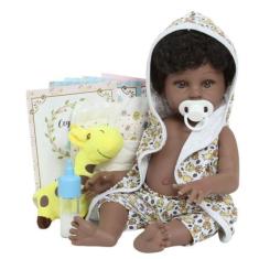 Imagem de Boneco Tipo Reborn Negro Realista Roupão Girafinha Pelúcia - Cegonha R