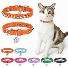 Imagem de DILLYBUD Coleiras de couro para gatos meninos e meninas com sino e cinto elástico de segurança, rebites personalizados, coleira ajustável com fivela segura com pingente de caveira para gatinhos