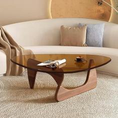 Imagem de Mesa de centro triangular com tampo de vidro - Mesa de canto abstrata moderna de meados do século com base de madeira - Mesa central pequena para sala de estar, escritório em casa, marrom, 91 x 65 x