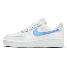 Imagem de Nike Tênis feminino Air Force 1 '07 (DV3808-103, branco/volt/azul universitário), Branco/Branco/Volt/Azul Universitário, 34