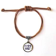 Imagem de DIYthinker Pulseira Kiss Me com citação fofa estilo escrita à mão, pulseira de couro com corda de couro marrom joia presente