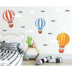 Imagem de Adesivo de parede decoração com balões coloridos e nuvens