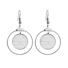 Imagem de Brincos de madeira branca com textura de papel de parede áspero, argola pendurada, joia circular