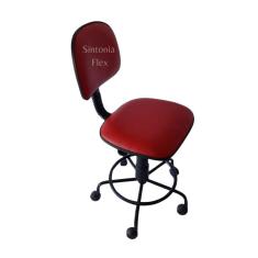 Cadeira  secretaria  com regulagem de altura - base de ferro - rodízio e apoio de pé corano vermelho