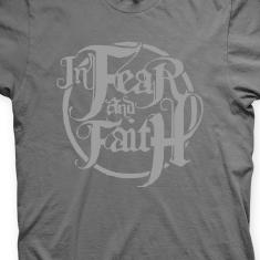 Camiseta In Fear And Faith Chumbo e Cinza em Silk 100% Algodão