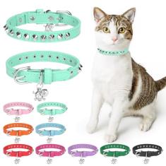 DILLYBUD Coleiras de couro para gatos meninos e meninas com sino e cinto elástico de segurança, rebites personalizados, fivela segura, coleira ajustável com pingente de caveira para gatinhos pequenos
