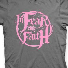 Camiseta In Fear And Faith Chumbo e Rosa em Silk 100% Algodão