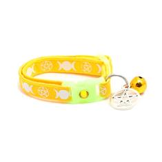 Coleira Wicca para gatos com amuleto oculto e sino | Coleira de gato familiar da bruxa | Berloques de coleira de gatinho de bruxa | Brilha no escuro | Coleira de segurança breakaway (pequena (4,5 kg e