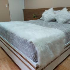 Peseira Decorativa Luxo para Cama Queen Casal em Pelúcia Pelo Alto de 