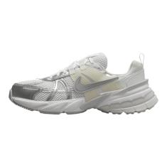 Nike Tênis de corrida feminino V2K, Branco metálico prateado platinado, 35