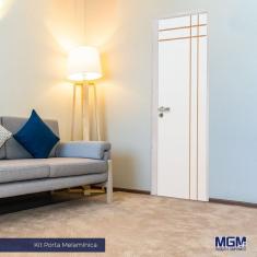 Kit Porta de Madeira Decorada 212x85cm com Batente de Alumínio 3,6cm Mantiqueira MGM Branca
