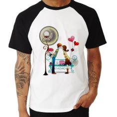 Camiseta Raglan Casal Namorados Beijando - Foca na Moda, Branco, Preto