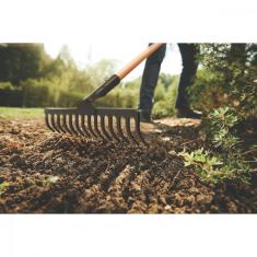 Ancinho Curvo Leve com 14 Dentes Tramontina em Aço com Cabo de Madeira 145 cm
