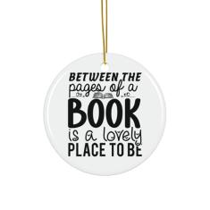Between The Pages of A Book is A Lovely Place to Ornament, Decorações de Natal, Ornamento de Círculo de 7,6 cm, Ornamento de Cerâmica