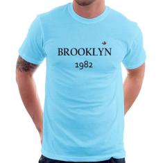 Camiseta Brooklyn 1982 - Foca na Moda, Azul bebê, G