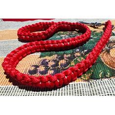 Guia Trançada, totalmente feita a mão, para cachorros de médio e grande porte. Cordas de 6mm para o trançado e medindo pouco mais de 83 cm de comprimento. Ideal para você passear com